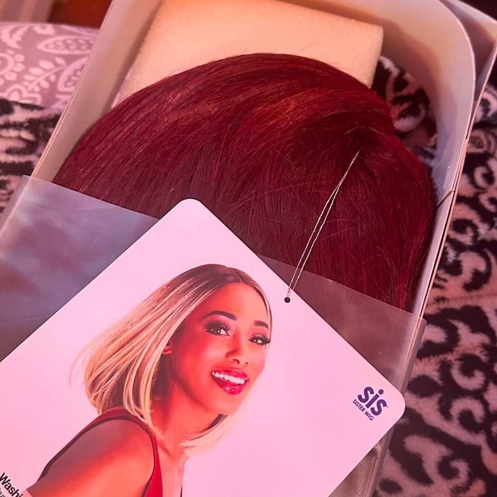 SUPER CUTE Burgundy Synthetic bob wig. PERFECT for fall :)